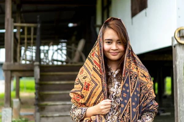 Asyalı Malezyalı Kadın Eski Terk Edilmiş Evde Geleneksel Giysiler Giyiyor — Stok fotoğraf