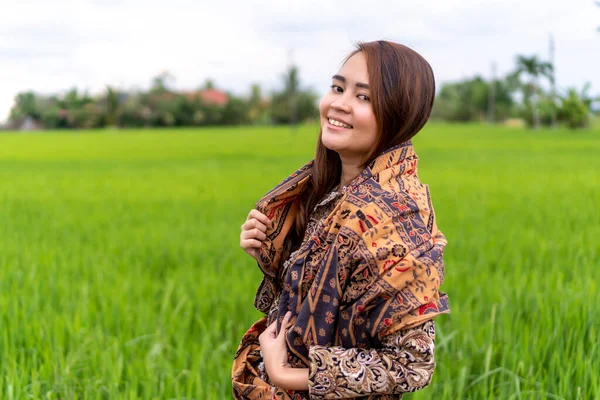 Asian Malay Lady Wearing Traditional Cloth Outdoor Green Paddy Background — Stock Photo, Image