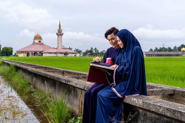 Geleneksel Giysiler Giyen Malezyalı Çift Cami Arka Planına Sahip Kanalda — Stok fotoğraf