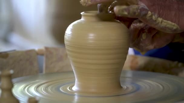 Local Demonstrate Making Traditional Clay Jar Called Labu Sayong Essence — 비디오