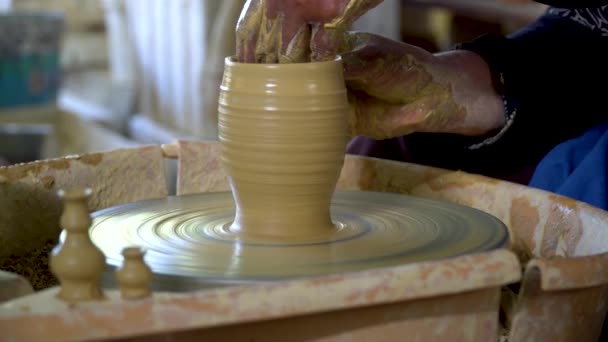 马来西亚佩拉克吉隆坡Kangsar 当地关于制作名为 Labu Sayong Sayong精装 的传统粘土罐的示范活动 — 图库视频影像