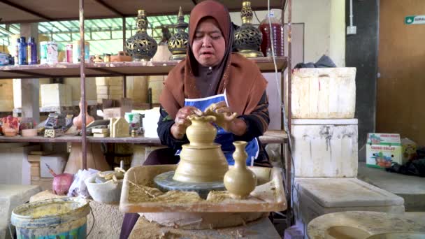 Dimostrazione Locale Sulla Fabbricazione Tradizionale Vaso Argilla Chiamato Labu Sayong — Video Stock