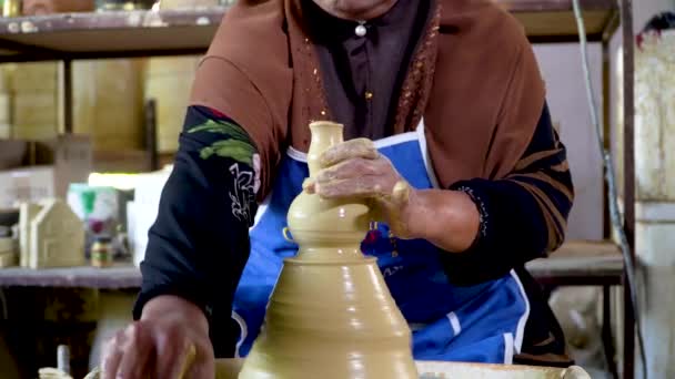 Demostración Local Sobre Fabricación Tarro Arcilla Tradicional Llamado Labu Sayong — Vídeos de Stock