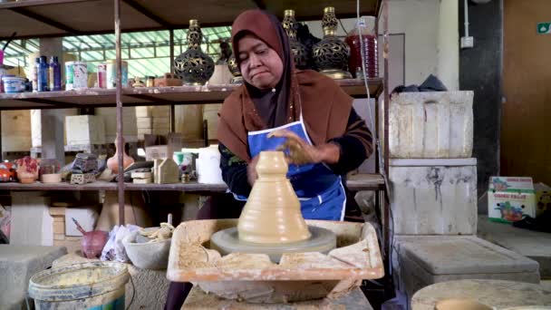 Lokale Demonstratie Het Maken Van Traditionele Kleipot Genaamd Labu Sayong — Stockvideo