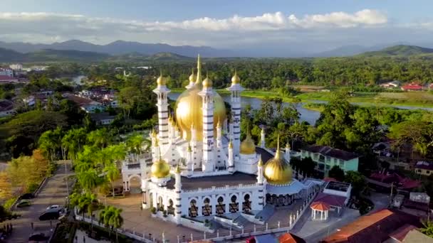 Повітряні Кадри Прекрасної Мечеті Куала Канґсар Малайзія — стокове відео
