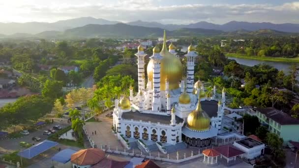 Filmato Aereo Bella Moschea Kuala Kangsar Malesia Durante Ore Oro — Video Stock