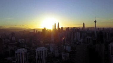 Kuala Lumpur 'un Gündoğumu Şehir Manzarası. Zaman ayarlı. 4K