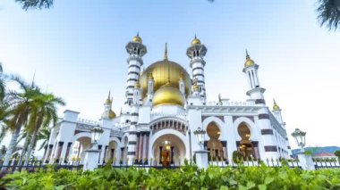 Malezya, Kuala Kangsar 'daki güzel caminin mavi saatlerinde 4k.
