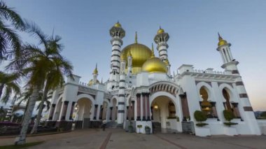 KUALA KANGSAR, MALAYSIA - 22 Şubat 2019: Mavi saatlerde Kuala Kangsar, Malezya 'daki camide uyanan 4k.