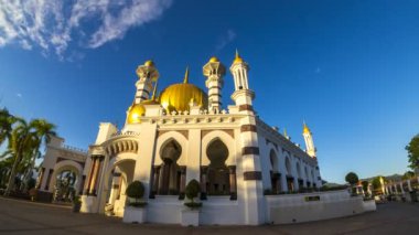 KUALA KANGSAR, MALAYSIA - 22 Şubat 2019: Mavi saatlerde Kuala Kangsar, Malezya 'daki camide uyanan 4k.