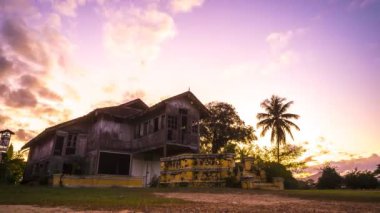 Kuala Kangsar, Perak Malezya 'daki Baitul Anor adlı eski Bukit Chandan malikanelerinin görüntüleri. Zaman Ayarı 4k