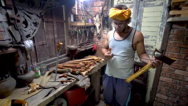 말레이 전통의 비대칭적 단검만드는 기술만들기 케리스 — 비디오