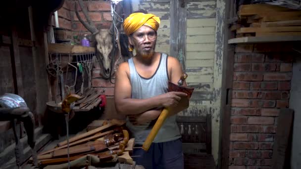 Místní Ukázka Tvorby Umění Malajštiny Tradiční Asymetrická Dýka Zvaná Keris — Stock video