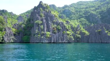 Filipinler, Coron 'da tekne gezisi berrak suyla birlikte manzaralı dağ gölü