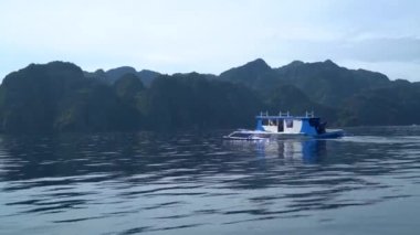 Filipinler, Coron 'da tekne gezisi berrak suyla birlikte manzaralı dağ gölü