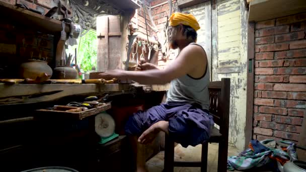 本地制作马来传统不对称匕首 Keris 工艺的示范 — 图库视频影像