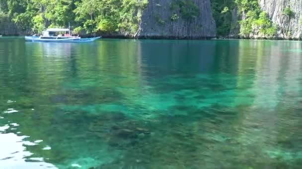 Поездка Лодке Корону Палаван Филиппины Живописным Горным Озером Чистой Водой — стоковое видео