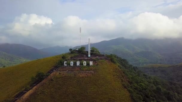 フィリピン パラワン州コロンのタピアス山でのドローン映像 — ストック動画
