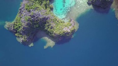 Coron, Palawan, Filipinler 'deki sinemada kristal berrak suyla turist teknesi görülüyor.