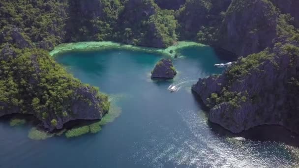 Κινηματογραφικό Κηφήνας Πλάνα Στο Coron Palawan Φιλιππίνες Δείχνει Τουριστικό Σκάφος — Αρχείο Βίντεο