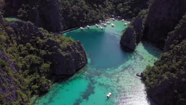 Кинохроника Короне Палаван Филиппины Показывает Туристическую Лодку Кристально Чистой Водой — стоковое видео