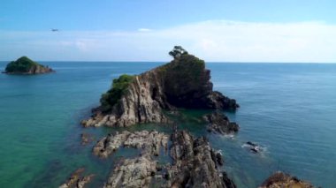 Malezya 'daki Kapas Adası Terengganu' da Rocky yapısının ve mavi gökyüzünün 4k görüntüsü. Burası Bukit Singa yürüyüş yolu..