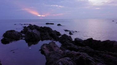 Gün doğumunda Terengganu sahilindeki kayalık yapının 4k sinematik görüntüleri