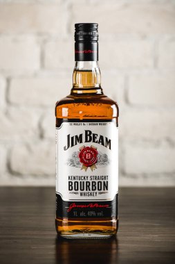 Jim Beam burbon şişe ahşap masa üzerinde. Jim Beam viski ve dünyanın en yüksek satış Amerikan bourbon famos markasıdır.