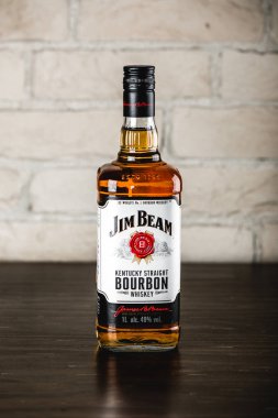 Jim Beam burbon şişe ahşap masa üzerinde. Jim Beam viski ve dünyanın en yüksek satış Amerikan bourbon famos markasıdır.