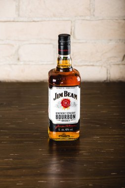 Jim Beam burbon şişe ahşap masa üzerinde. Jim Beam viski ve dünyanın en yüksek satış Amerikan bourbon famos markasıdır.