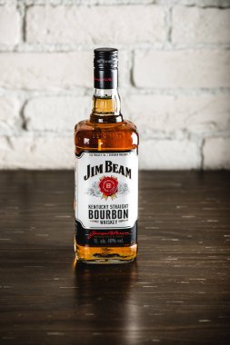 Jim Beam burbon şişe ahşap masa üzerinde. Jim Beam viski ve dünyanın en yüksek satış Amerikan bourbon famos markasıdır.