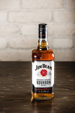 Jim Beam burbon şişe ahşap masa üzerinde. Jim Beam viski ve dünyanın en yüksek satış Amerikan bourbon famos markasıdır.