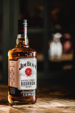 Jim Beam burbon şişe ahşap masa üzerinde. Jim Beam viski ve dünyanın en yüksek satış Amerikan bourbon famos markasıdır.
