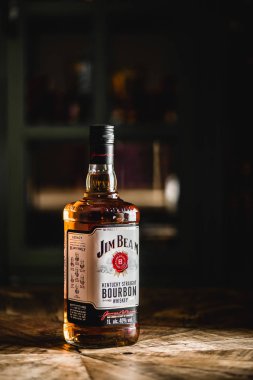 Jim Beam burbon şişe ahşap masa üzerinde. Jim Beam viski ve dünyanın en yüksek satış Amerikan bourbon famos markasıdır.