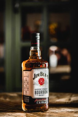 Jim Beam burbon şişe ahşap masa üzerinde. Jim Beam viski ve dünyanın en yüksek satış Amerikan bourbon famos markasıdır.