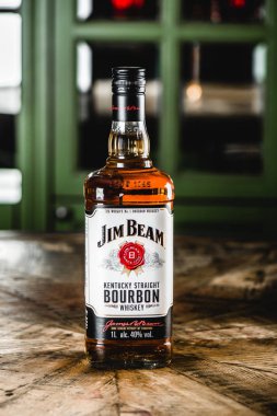 Jim Beam burbon şişe ahşap masa üzerinde. Jim Beam viski ve dünyanın en yüksek satış Amerikan bourbon famos markasıdır.