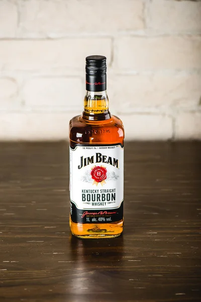 Jim Beam Burbon Şişe Ahşap Masa Üzerinde Jim Beam Viski — Stok fotoğraf