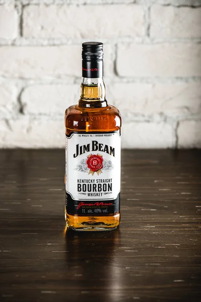 Jim Beam Burbon Şişe Ahşap Masa Üzerinde Jim Beam Viski — Stok fotoğraf