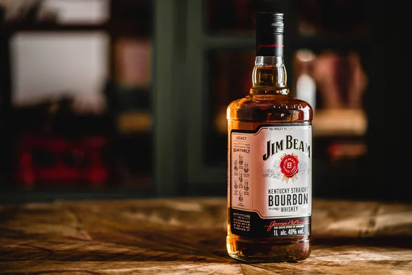 Bottiglia Bourbon Jim Beam Sul Tavolo Legno Jim Beam Famoso — Foto Stock