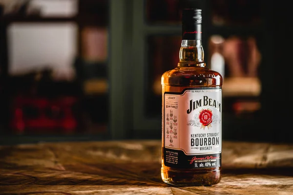 Jim Beam burbon şişe ahşap masa üzerinde. Jim Beam viski ve dünyanın en yüksek satış Amerikan bourbon famos markasıdır.