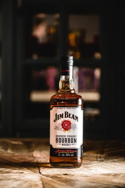 Jim Beam burbon şişe ahşap masa üzerinde. Jim Beam viski ve dünyanın en yüksek satış Amerikan bourbon famos markasıdır.