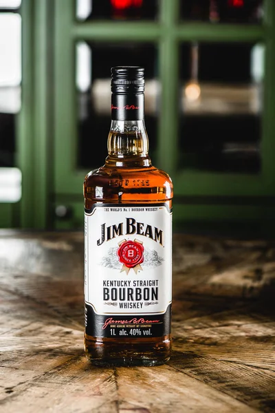 Jim Beam Burbon Şişe Ahşap Masa Üzerinde Jim Beam Viski — Stok fotoğraf