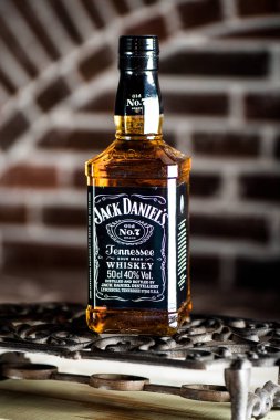 Jack Daniels viski şişesi bir demir ızgara üzerinde. Jack Daniels bir ünlü viski markası ise en çok satan Amerikan viski Worl