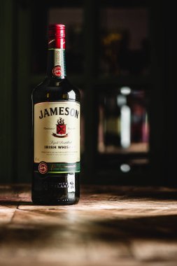 Jameson viski şişesi koyu bar ahşap tablo. Jameson Dublin geleneksel İrlanda viski bir markasıdır.