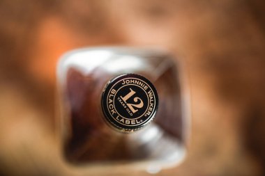 Johnnie Walker Black Label şişe viski şişesi yakın çekim üzerinde mantar. Johnnie Walker harmanlanmıştır Scotch viski dünyada ünlü markalardan biri ise