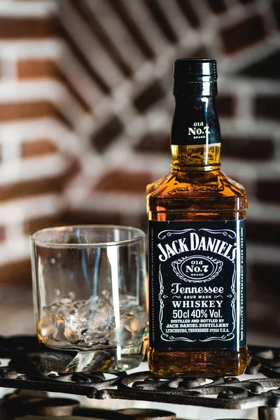 Jack Daniels viski şişe ve cam bir demir ızgara buz küpleri ile. Jack Daniels bir ünlü viski markası ise en çok satan Amerikan viski Worl