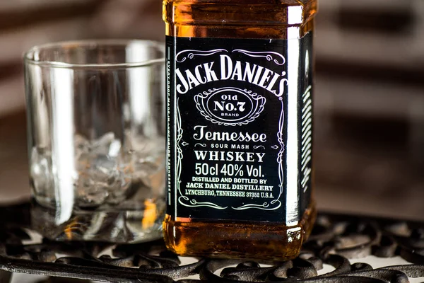 Jack Daniels viski şişe ve cam bir demir ızgara buz küpleri ile. Jack Daniels bir ünlü viski markası ise en çok satan Amerikan viski Worl