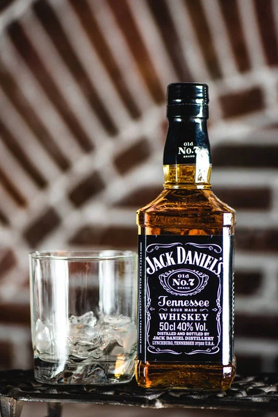 Jack Daniels Viski Şişe Cam Bir Demir Izgara Buz Küpleri — Stok fotoğraf