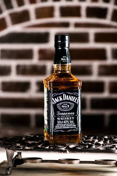 Jack Daniels Viski Şişesi Bir Demir Izgara Üzerinde Jack Daniels — Stok fotoğraf