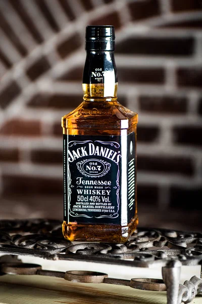 Jack Daniels Viski Şişesi Bir Demir Izgara Üzerinde Jack Daniels — Stok fotoğraf